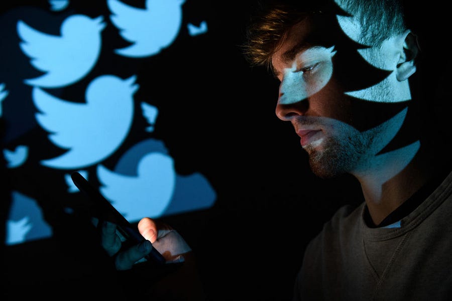 How Twitter Beclowns the American Elite