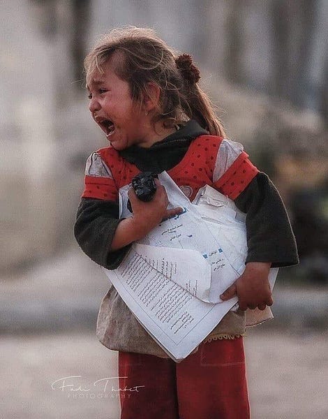 Does a Viral Photo Show a Young Palestinian Girl Crying After an Israeli Strike?