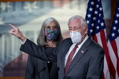 Leaders Urge Pay Bump for Hill Staff