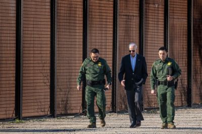 TOPSHOT-US-POLITICS-BIDEN-BORDER