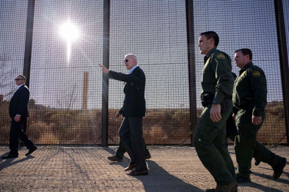 TOPSHOT-US-POLITICS-BIDEN-BORDER