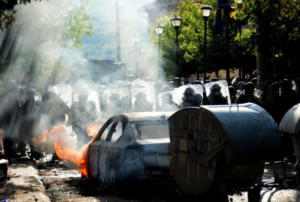 TOPSHOT-KOSOVO-SERBS-POLICE-RIOT-ELECTION