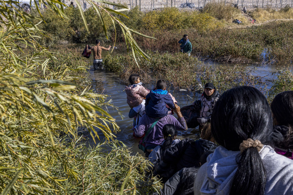 Migrants continue to cross the border between Mexico and the United States through Rio Grande