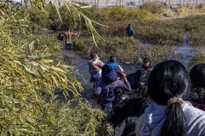 Migrants continue to cross the border between Mexico and the United States through Rio Grande
