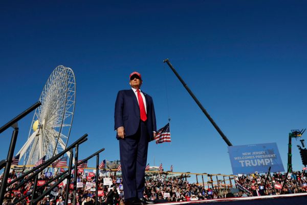 Featured image for post: A Photo Purporting to Be of Trump’s New Jersey Rally Is From a Concert in Brazil