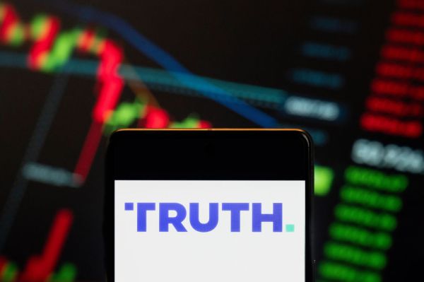 Featured image for post: Debunking Claims About Short Sales of Truth Social Stock