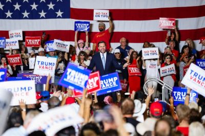 TOPSHOT-US-VOTE-POLITICS-VANCE