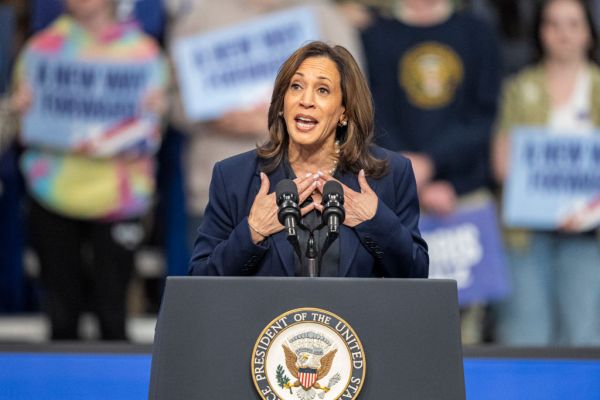 Featured image for post: Did Kamala Harris Tell Hecklers They Were ‘At the Wrong Rally’?