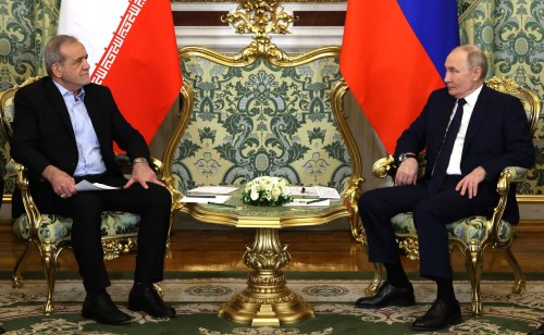 Iranian president meets with Putin, discusses ways to boost cooperation in all sectors