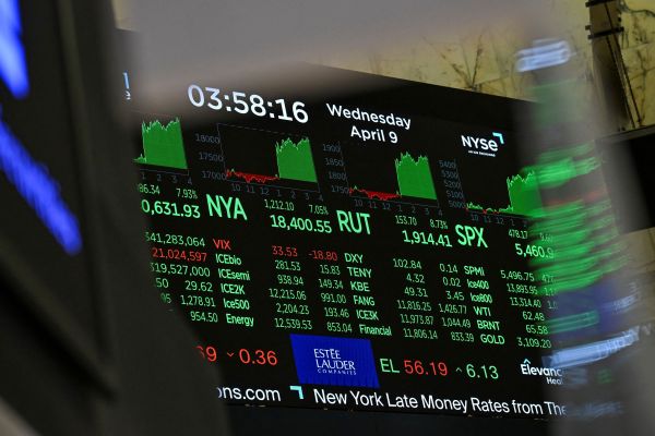 Featured image for post: Democrats Call for Insider Trading Probes Tied to Tariff Pause Announcement