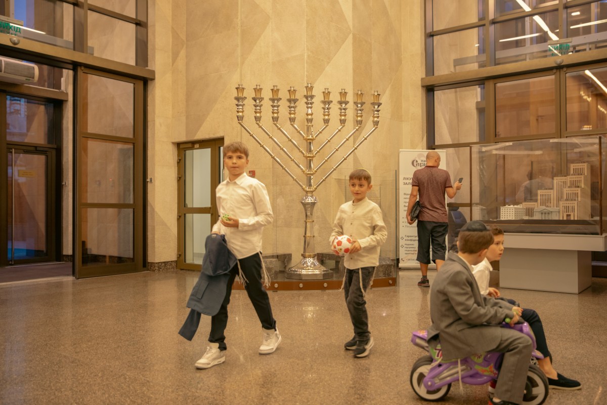 Inside the Menorah Center, on the first night of Rosh Hashana. (Dispatch Photo by Louis Lemaire-Sicre/Hans Lucas)