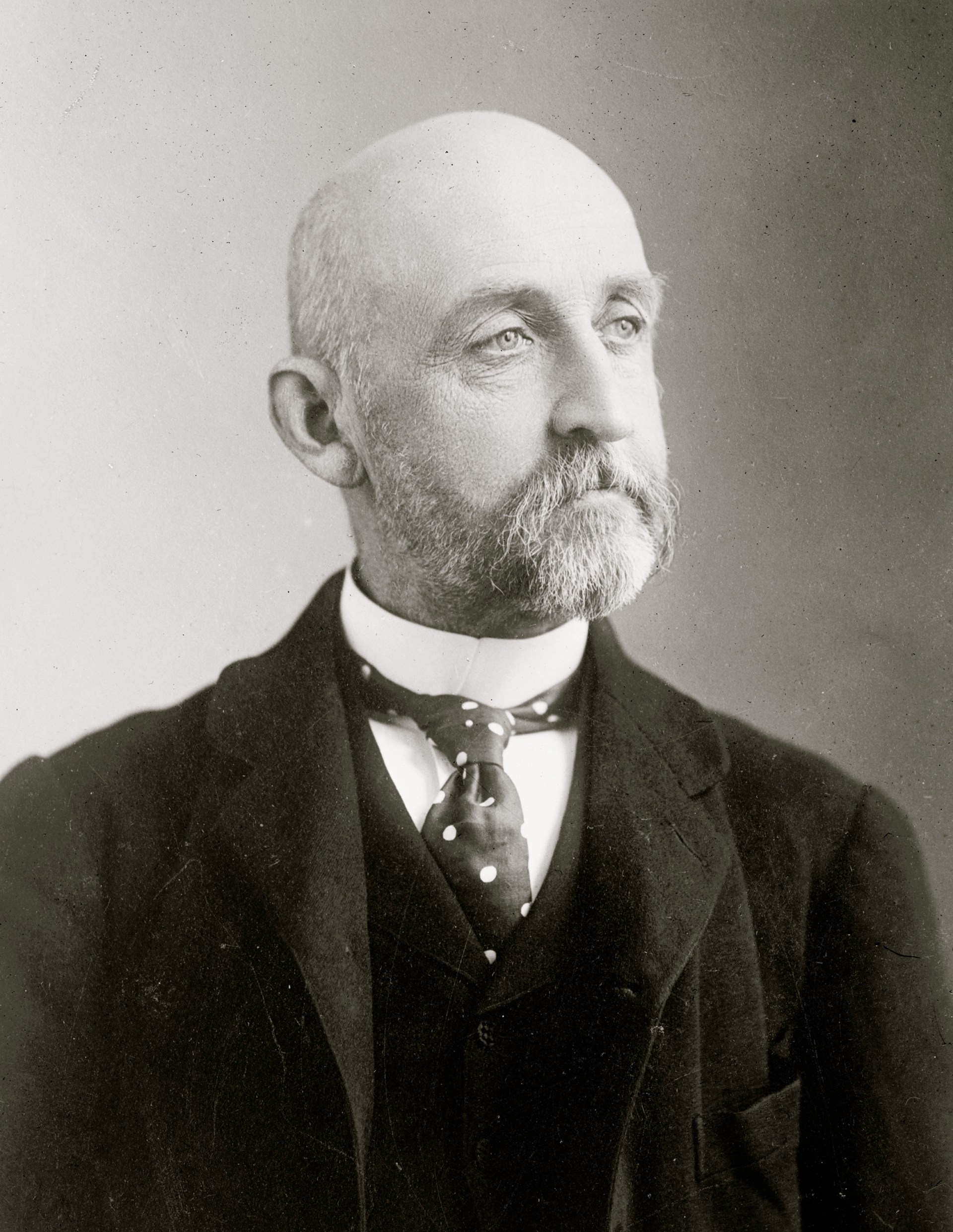 A man in a suit and tie