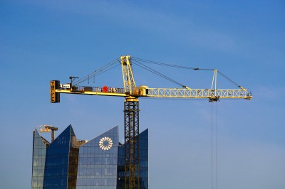 A tower crane owned by Torre Cranes in operation in downtown San Antonio, Texas. (Photo by Robert Alexander/Getty Images)