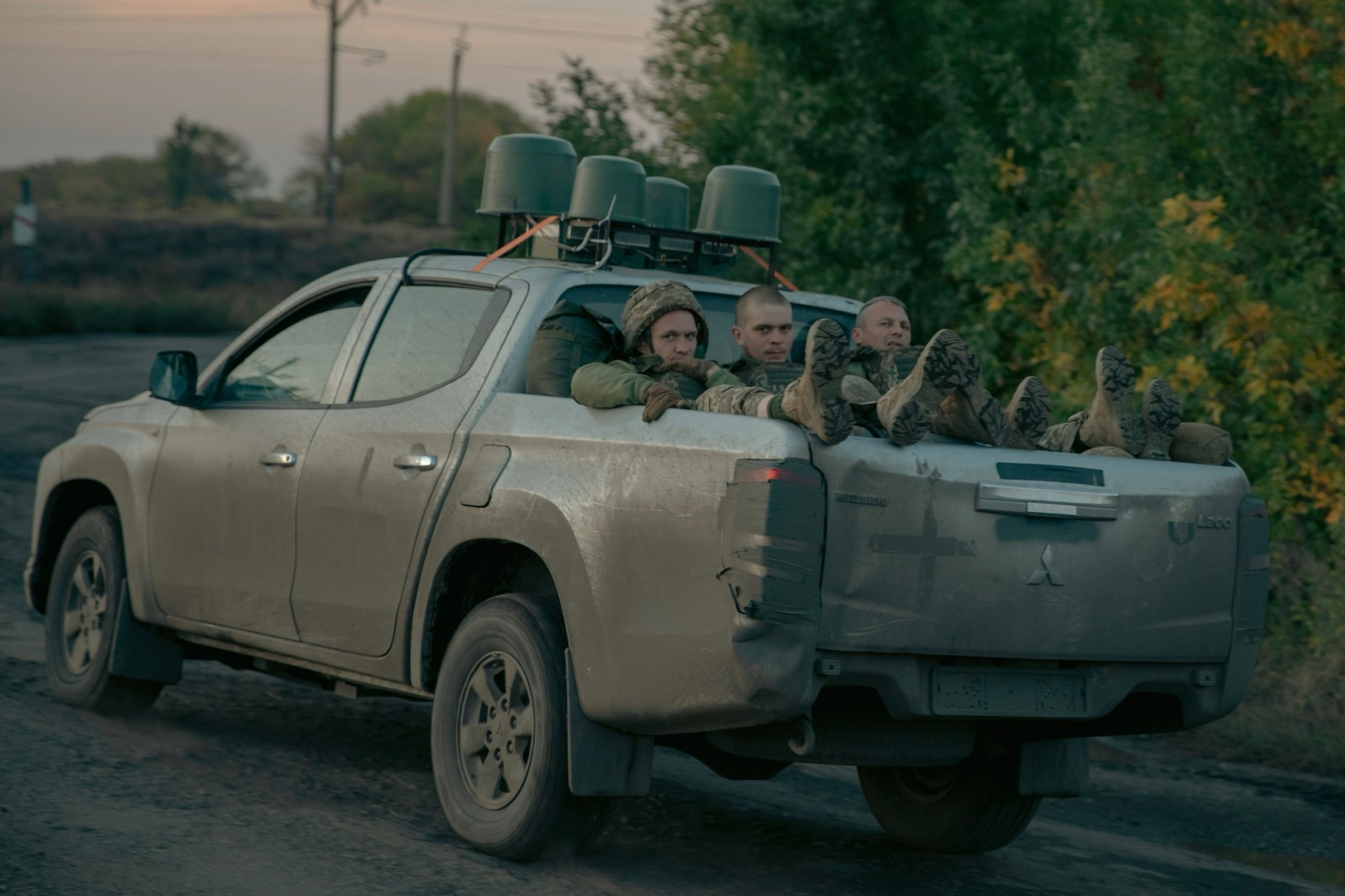 Soldiers of the Ukrainian Armed Forces at the back of a pickup truck fitted with drone jammers on the Donbas frontline. (Photo by Louis Lemaire-Sicre / Hans Lucas)